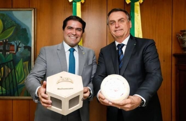 DESPREZO PELA VIDA - O deputado federal bolsonarista Newton Cardoso Filho (MDB-MG), ao lado do presidente Jair Bolsonaro. Proposta do parlamentar põe em risco a vida de bancários e clientes