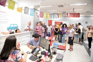 A presidenta do Sindicato Adriana Nalesso durante a caravana do Sindicato em agências do Centro, na homenagem pelo Dia Internacional da Mulher