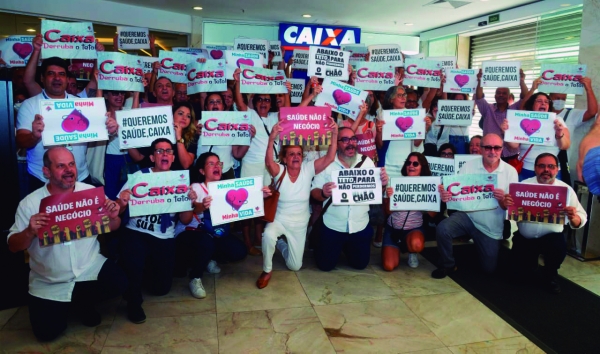 Dirigentes sindicais do Rio e bancários aposentados protestam exigindo a derrubada do teto para a viabilidade do Saúde Caixa para todos os empregados e empregadas do banco