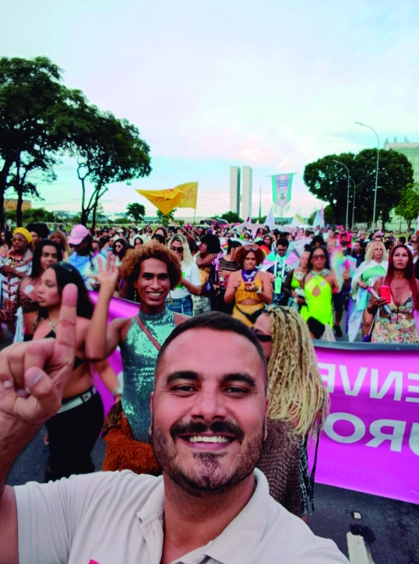 O coordenador do Coletivo LGBTQIA+ do Sindicato, Herbert Corr&ecirc;a, na Marsha Trans, em Bras&iacute;lia.