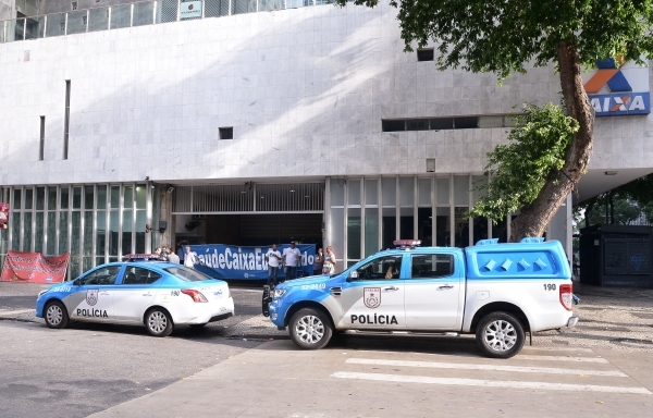 Presença da PM não consegue inibir protestos de empregados da Caixa