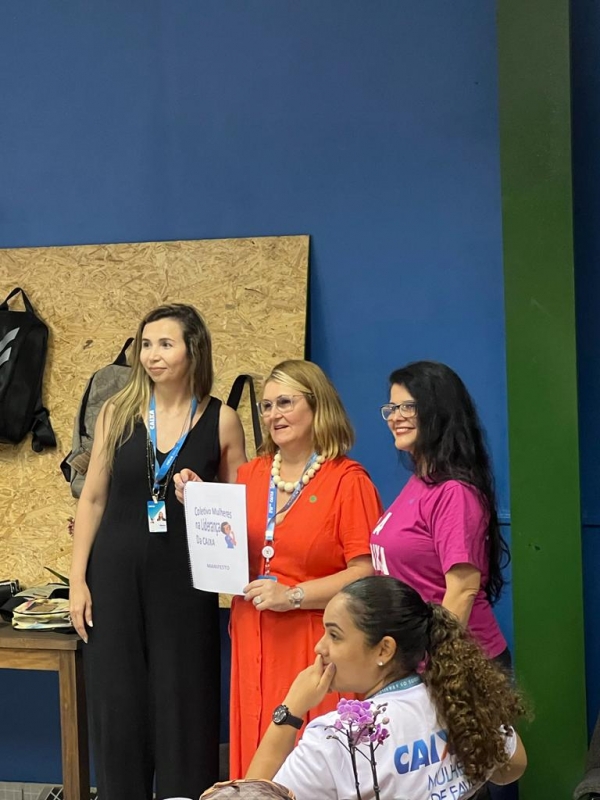 No lançamento do programa “Mulheres de Favelas”, a presidenta da Caixa Rita Serrano teve um encontro com empregados da estatal e recebeu um documento de reivindicações do coletivo de mulheres do banco, representados pela diretora do Sindicato do Rio Sônia Eymard (D) e a presidenta da Agecef/RJ, Maria do Socorro de Souza Oliveira