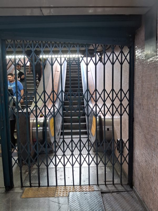 Escada rolante da esta&ccedil;&atilde;o Uruguaiana, na sa&iacute;da da Presidente Vargas: equipamento raramente funciona