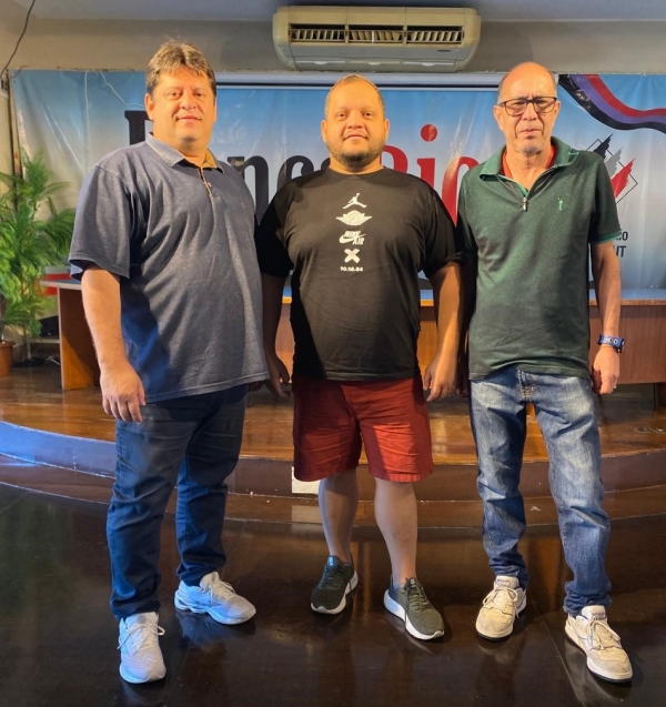Os diretores do Sindicato Edelson Figueiredo (E) e Wanderlei Silva comemoraram a reintegração do funcionário do Itaú, Fábio Luiz Castro Fernandes (centro)