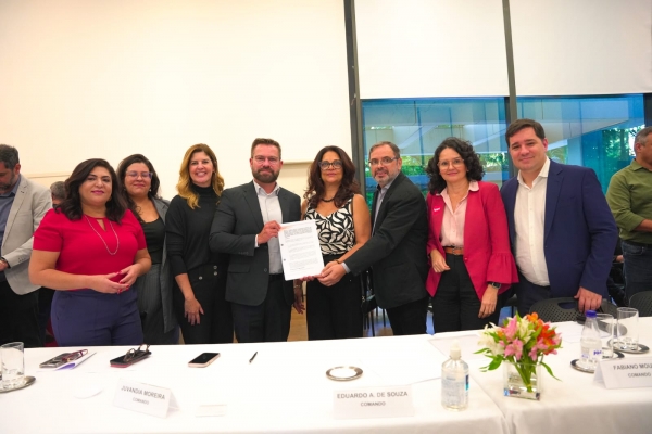 Dirigentes da CEBB e do Comando Nacional entregam pauta com as reivindicações do acordo coletivo de trabalho. Foto: Contraf-CUT.