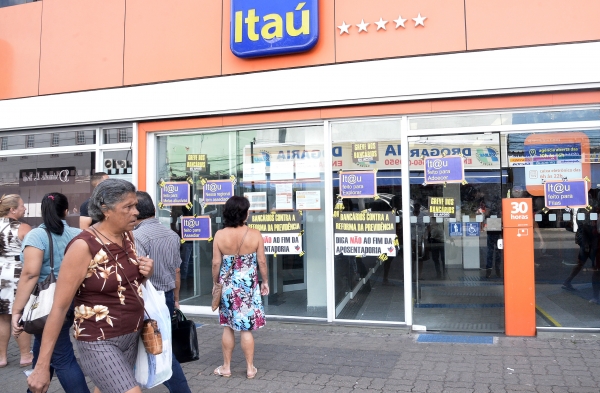 Protestos contra assédio moral no Itaú  mobilizam agências de 6 bairros na Zona Norte