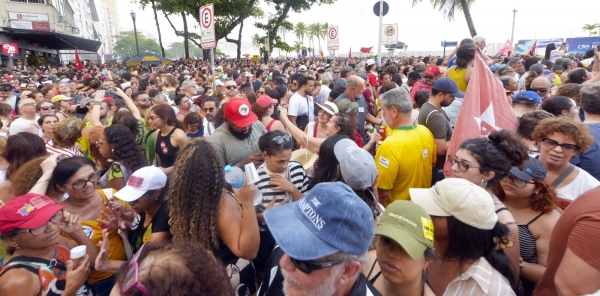 As manifesta&ccedil;&otilde;es populares que tomaram as ruas do pa&iacute;s no &uacute;ltimo domingo (21) mostraram que a for&ccedil;a da press&atilde;o popular pode for&ccedil;ar o Congresso Nacional a aprovar pautas de interesse dos trabalhadores. Em Copacabana, mas de 50 pessoas participaram dos protestos 