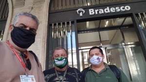 SINDICATO ATENTO – Ronaldão, Sérgio Menezes e Edelson Figueiredo na unidade da Pio X, no Centro. Os sindicalistas confirmaram novos casos de Covid-19 na unidade e também na agência Pinto de Figueiredo, na Tijuca