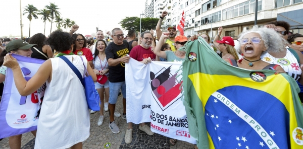 Dirigentes sindicais participaram da mobiliza&ccedil;&atilde;o no domingo (28/9), em Copacabana, em defesa da amplia&ccedil;&atilde;o da isen&ccedil;&atilde;o do IR e contra a PEC da Blindagem e a anistia aos golpistas de 8 de janeiro de 2023
