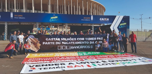 Empregados da Caixa protestaram em frente ao Estádio Mané Garrincha, em  Brasília, contra a gastança de mega-evento custeado com dinheiro público 