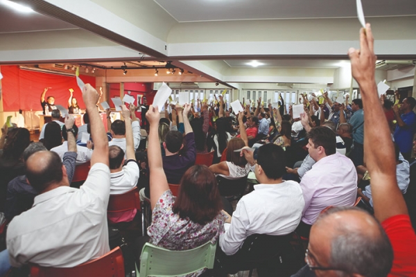 MAIS UNIDOS DO QUE NUNCA - Assembleia na quarta-feira, dia 8, será decisiva para os rumos da campanha salarial. Caso a Fenaban não apresente uma proposta digna, a categoria poderá entrar em greve