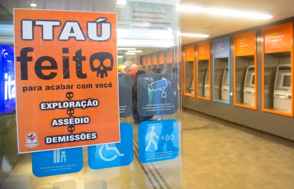 Protesto do Sindicato do Rio contra o fechamento de ag|&ecirc;ncias e demiss&otilde;es no Ita&uacute;: luta vai ser intensificada ap&oacute;s mais de mil demiss&otilde;es, a maioria em S&atilde;o Paulo
