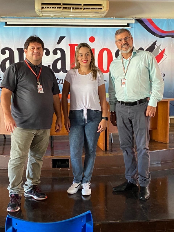 Os diretores Edelson Figueiredo e Adriano Campos ao lado da bancária Amanda.