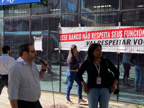 O presidente do Sindicato José Ferreira e a diretora da entidade, Marlene Miranda. O Mercantil fechou suas últimas agências encerrando as atividades no Rio, demitindo em massa. O Sindicato luta pelos empregos e direitos dos bancários 