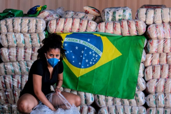 Solidariedade: trabalhadores rurais do MST distribuem alimentos para a população vulnerável com alimentos produzidos em seus próprios assentamentos