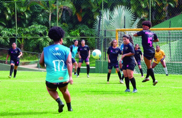 A abertura, com o futebol feminino, mostrou que elas  jogam mais do que muito marmanjo da Copa Bancária 