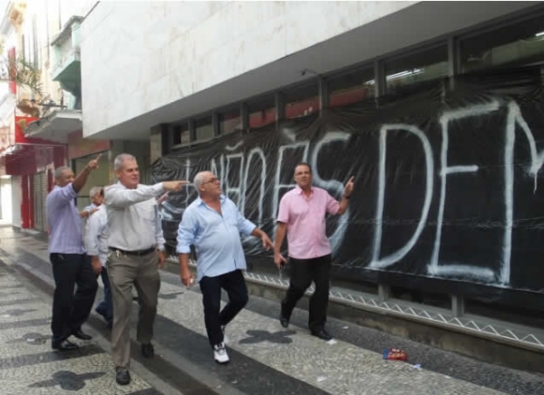 Bancários protestam contra demissões pela manhã na agência do Bradesco em Campos