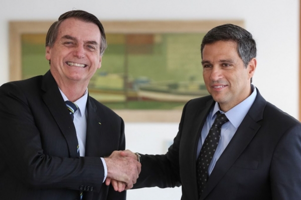 Bolsonaro e o presidente do Banco Central, Roberto Campos Neto, executivo do mercado financeiro que trabalhou 18 anos no Santander. Autonomia do BC aumenta controle do cartel dos bancos privados na política monetária, independentemente de quem será eleito presidente em 2022