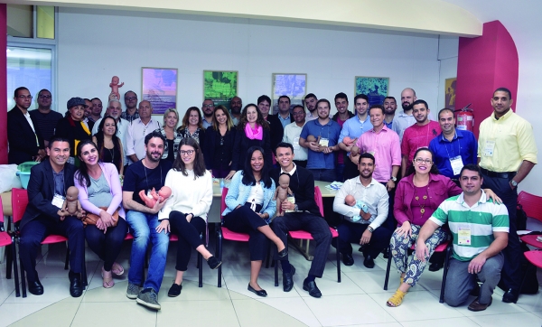 Pais e mães e, no centro, as diretoras do Sindicato Noemi Valença, Nancy Furtado, a presidenta do Sindicato, Adriana Nalesso, e a diretora da Secretaria de Políticas Sociais da entidade, Kátia Branco.