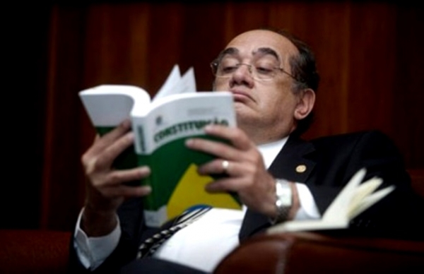 O ministro Gilmar Mendes foi o relator da decisão do STF que coloca em risco direitos de trabalhadores cujas categorias não consigam a renovação de acordos e convenções coletivas. O fim da ultratividade é defendido pelo governo Bolsonaro 