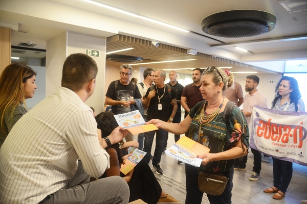 Maria Izabel, diretora  do Sindicato do Rio e representante da COE dialoga com os funcion&aacute;rios do Personalit&eacute;, no Leblon, sobre a import&acirc;ncia da organiza&ccedil;&atilde;o de luta coletiva para a categoria enfrentar o fechamento de ag&ecirc;ncias e demiss&otilde;es em fun&ccedil;&atilde;o da novas tecnologias