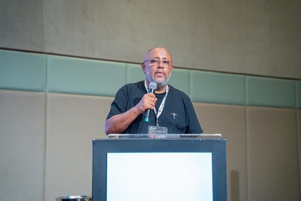 Almir Aguiar, secret&aacute;rio de Combate ao Racismo da Contraf-CUT, leu a mo&ccedil;&atilde;o no 7⁰ Congresso da Contraf-CUT 