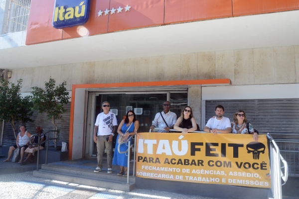 Al&eacute;m do protesto, diretores do Sindicato conversaram com banc&aacute;rias e banc&aacute;rios da ag&ecirc;ncia Ramos. Foto: Nando Neves.