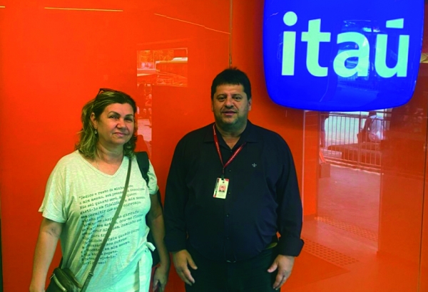 A diretora do Sindicato, Maria Izabel  e o diretor Edelson Figueiredo,  durante visita a ag&ecirc;ncias. 