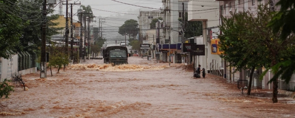 Com as águas baixando, população gaúcha enfrenta problemas de lixo e entulho e risco de doenças, e começa a ver os estragos e prejuízos na volta para casa