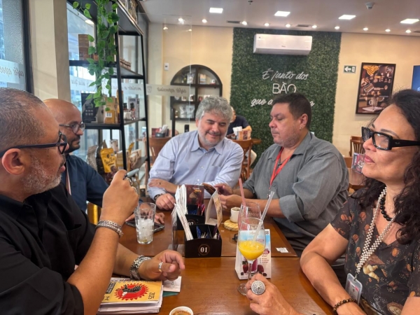 Ao centro, o candidato da Chapa 2, Alencar Ferreira, fala com diretores do Sindicato