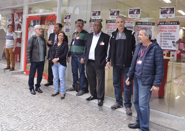 BASTA DE DEMISSÕES - Dirigentes sindicais durante a paralisação de uma das 28 agências bancárias, na Rio Branco. O deputado estadual Gilberto Palmares (E) apoiou a mobilização dos bancários