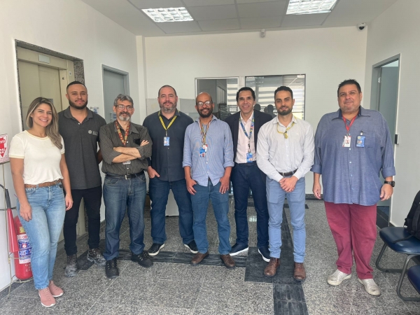 Da esquerda para a direita: os dois representantes da empresa responsável pela obra, o diretor do Sindicato, Jorge André, o gerente da agência, Pablo Dutra, o diretor do Sindicato, Eduardo Bulhões, o gerente nacional da Cesup, Éder Quadrotti, o engenheiro da Cesup Rio, Alexandre Rangel e o diretor da Secetaria de Bancos Públicos do Sindicato, Alexandre Batista.