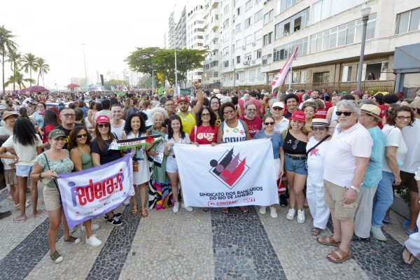 ESTAMOS NA LUTA &ndash; Dirigentes do Sindicato dos Banc&aacute;rios do Rio de Janeiro na manifesta&ccedil;&atilde;o realizada no domingo (21), na orla de Copacabana, que reuniu quase 50 mil pessoas