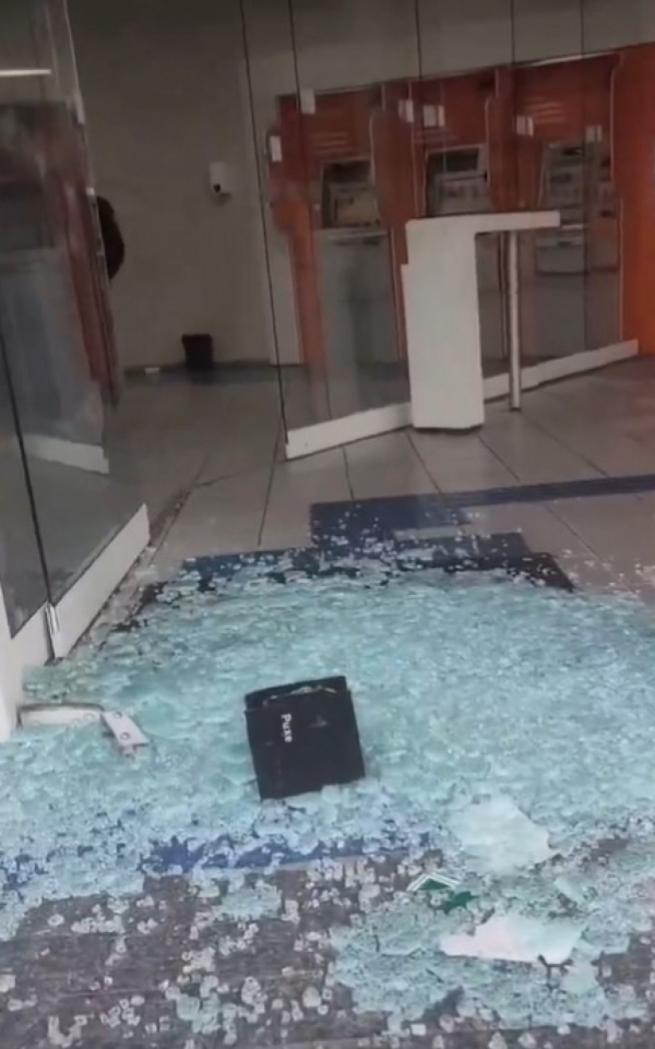 Estilha&ccedil;os na ag&ecirc;ncia da Estrada Rio do A, pr&oacute;ximo ao viaduto Prefeito Alim Pedro, em Campo Grande: Sindicato exige CETs e assist&ecirc;ncia para todos os banc&aacute;rios e banc&aacute;rias da unidade 