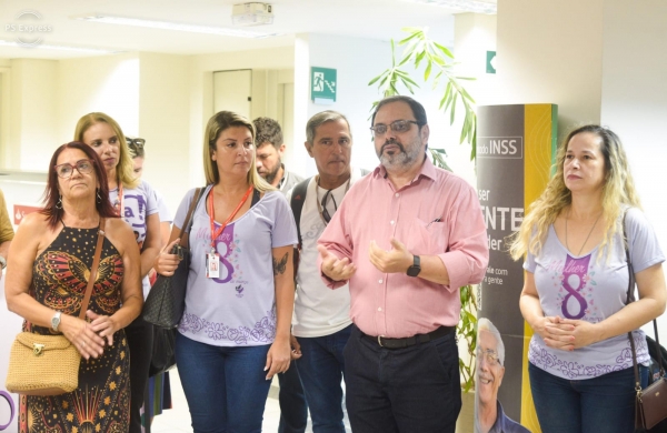 Milhares de mulheres e também homens que defendem a igualdade de direitos entre gêneros e o fim da violência e da discriminação participaram do ato do dia 8 de março, no Rio. O Sindicato realizou caravana em homenagem às bancárias, no Meier