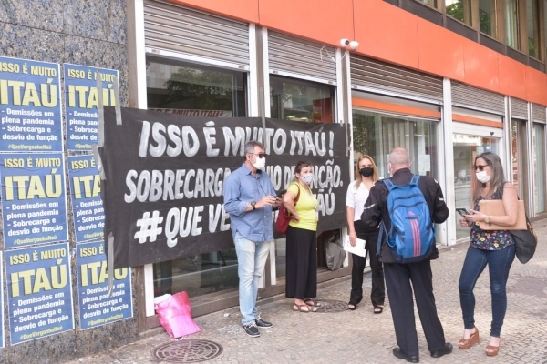 Bancários protestam contra demissões, sobrecarga de trabalho e fechamento de agências no banco.