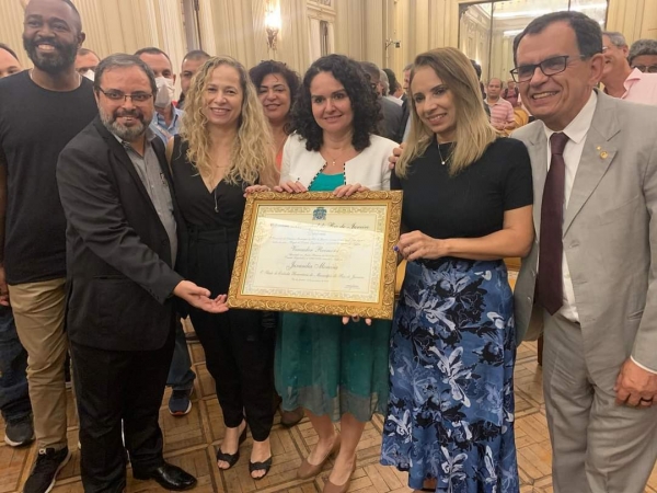 Juvandia Moreira recebe o título de cidadã Honorária do Município do Rio de Janeiro, acompanhada de José Ferreira (E), Kátia Branco, Adriana Nalesso e o vereador Reimont (PT)