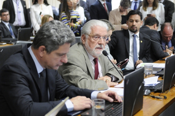 EM DEFESA DOS TRABALHADORES - Os senadores do PT, Rogério de Carvalho e Jaques Wagner retiraram da MP 936/20 alterações que prejudicariam os bancários, garantindo a jornada de seis horas, conquista histórica da categoria