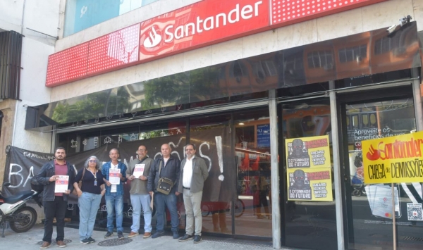 : No Santander, em Copacabana, o Sindicato também protestou contra as demissões e a redução de agências físicas 	