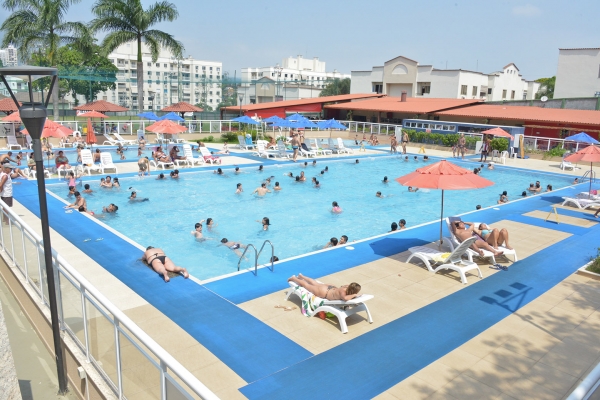 Piscina para toda a família brincar e se refrescar do calor