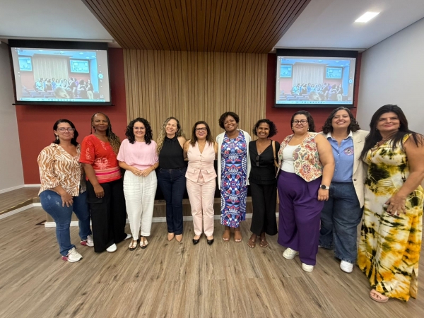 De preto, a vice-presidenta e a diretora do Sindicato, respectivamente, K&aacute;tia Branco e Cida Cruz; e a tamb&eacute;m diretora da entidade, de vestido estampado, Denia Almeida. Foto cedida pela Contraf-CUT.