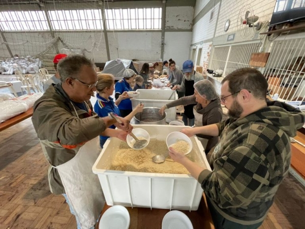 Voluntários da Cozinha Solidária do MST preparam alimentos para desabrigados das enchentes que atingiram o Rio Grande do Sul