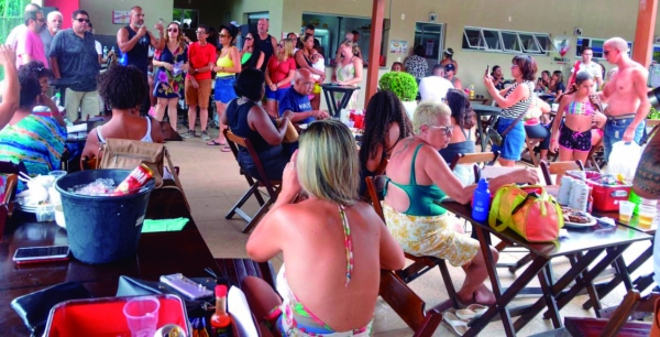 Mês da Mulher é encerrado com  samba e alegria na Sede Campestre