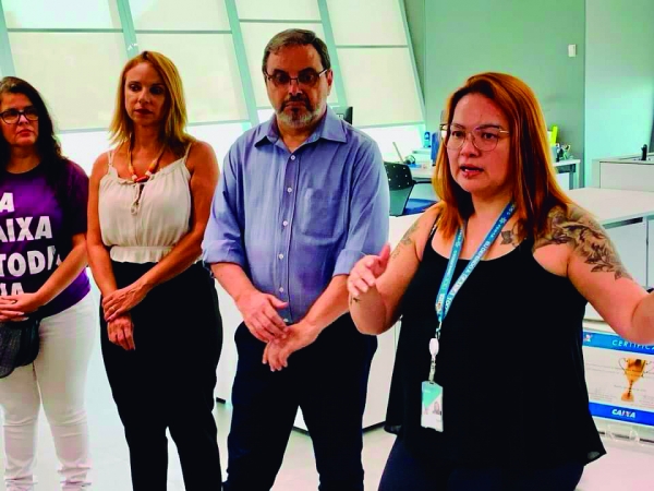 Fabiana Uehara em sua visita a unidades da Caixa no Rio acompanhada de José Ferreira   dirigentes do Sindicato e da Federa-RJ: credenciais para o cargo de conselheira