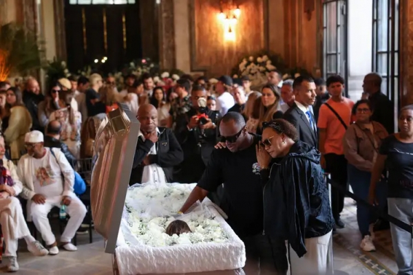 Familiares, amigos e fãs, no velório aberto ao público, no Theatro Muncipal. Foto: Agência Brasil.