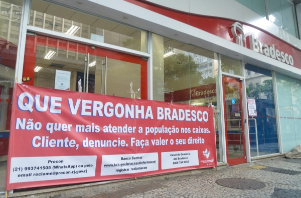 Ato no Bradesco com abaixo-assinado em defesa do direito de clientes e usuários ao atendimento presencial faz parte da luta do Sindicato contra o fechamento de agências e demissões em massa