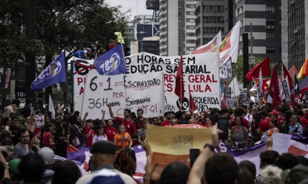 Al&eacute;m do Plebiscito, protestos do dia 21 de setembro tamb&eacute;m cobraram o fim da jornada 6X1. Foto: Ag&ecirc;ncia Brasil.