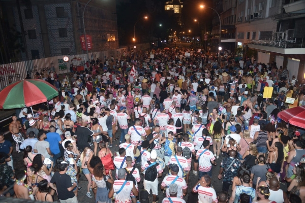 Alegria, paz e a crítica política bem-humorada marcam o desfile do Bloco dos Bancários, que completou 29 anos