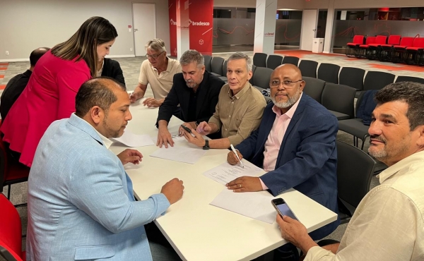 Almir Aguiar (de blazer azul) e Leuver Ludolff durante a assinatura do acordo do PPR e PRB do Supera, em S&atilde;o Paulo