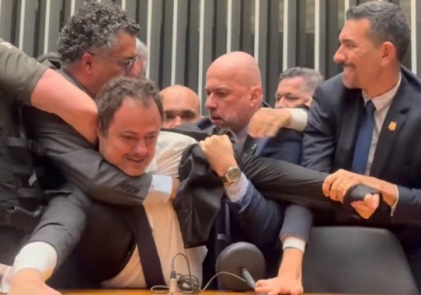 Pouco antes da votação do &#039;PL da Anistia&#039;, travestido de &#039;PL da Dosimetria&#039;, Hugo Mota mandou a Polícia Legislativa retirar à força o deputado Glauber Braga (PSOL-RJ). Foto de reprodução da Agência Brasil.